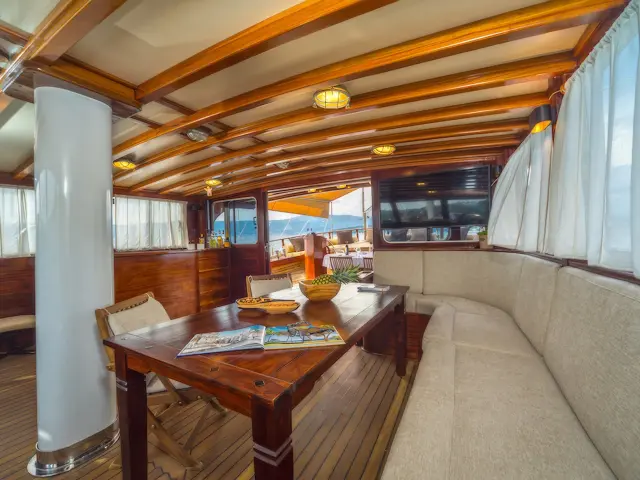 Yacht Angelica saloon