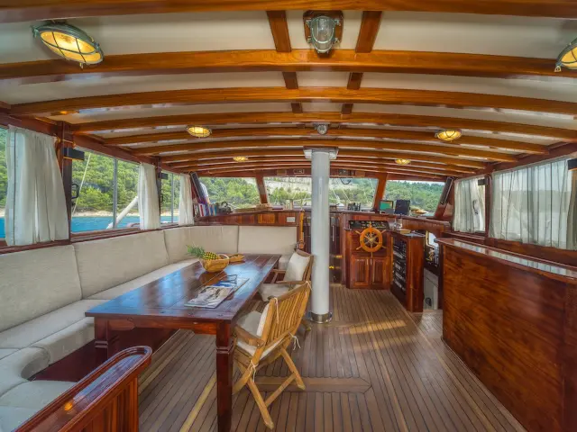 Yacht Angelica saloon