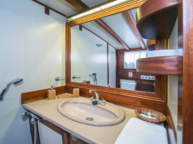 Yacht Angelica cabin bathroom