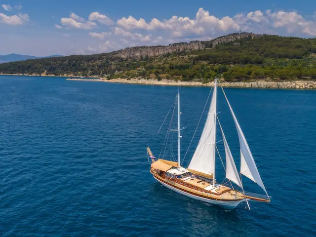 Yacht Angelica sailing