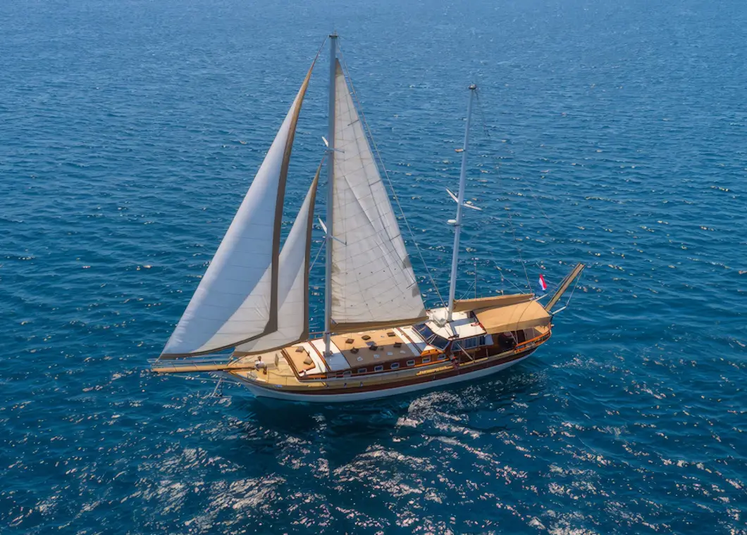 Yacht Angelica sailing