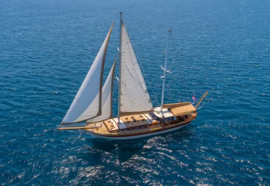 Yacht Angelica sailing