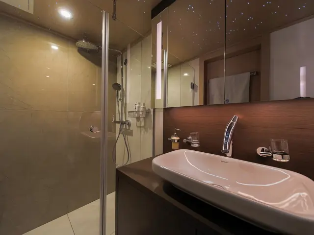 Yacht Omnia bathroom