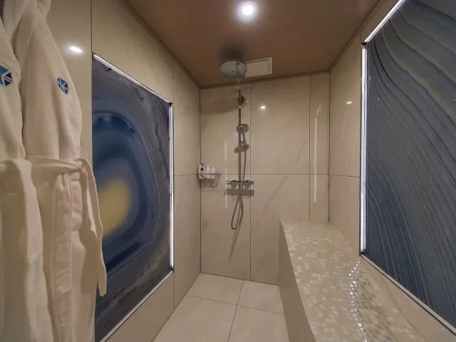 Yacht Omnia shower