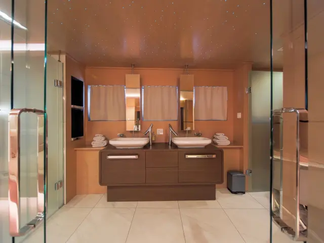 Yacht Omnia cabin bathroom