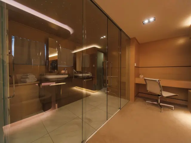 Yacht Omnia cabin shower