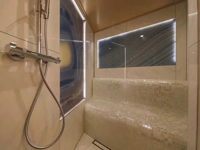 Yacht Omnia shower