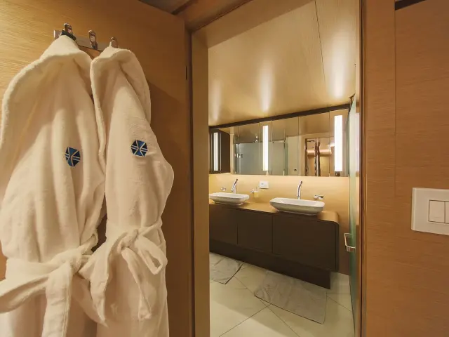 Yacht Omnia bathroom