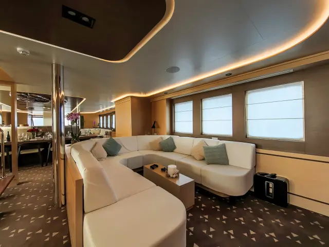 Yacht Omnia saloon