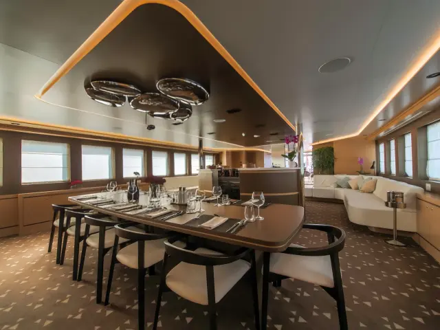Yacht Omnia saloon