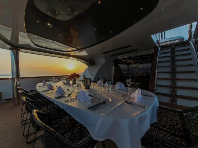 Yacht Omnia dining table