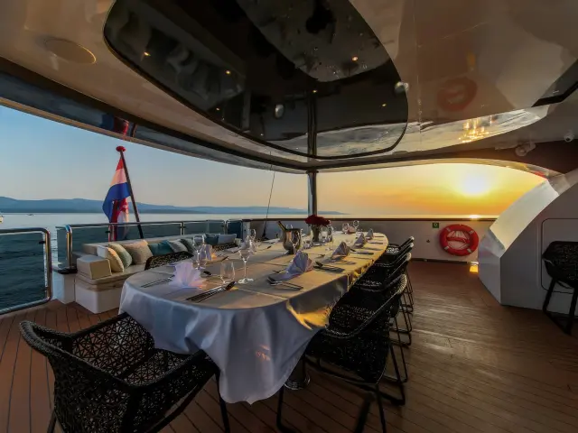 Yacht Omnia dining table