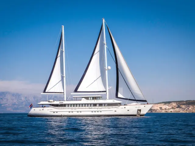 Yacht Omnia side profile