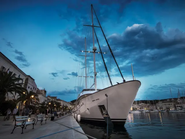 Yacht Omnia side view