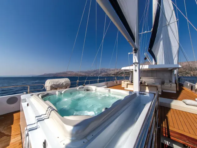 Yacht Omnia Jacuzzi