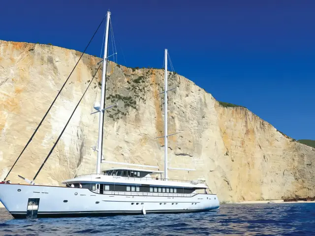 Yacht Omnia side profile