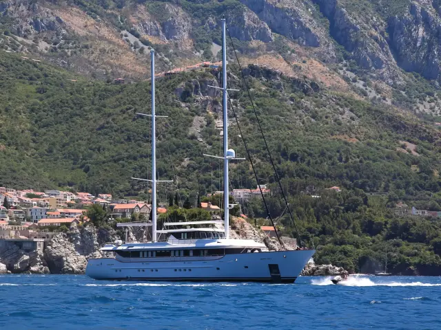 Yacht Omnia side view