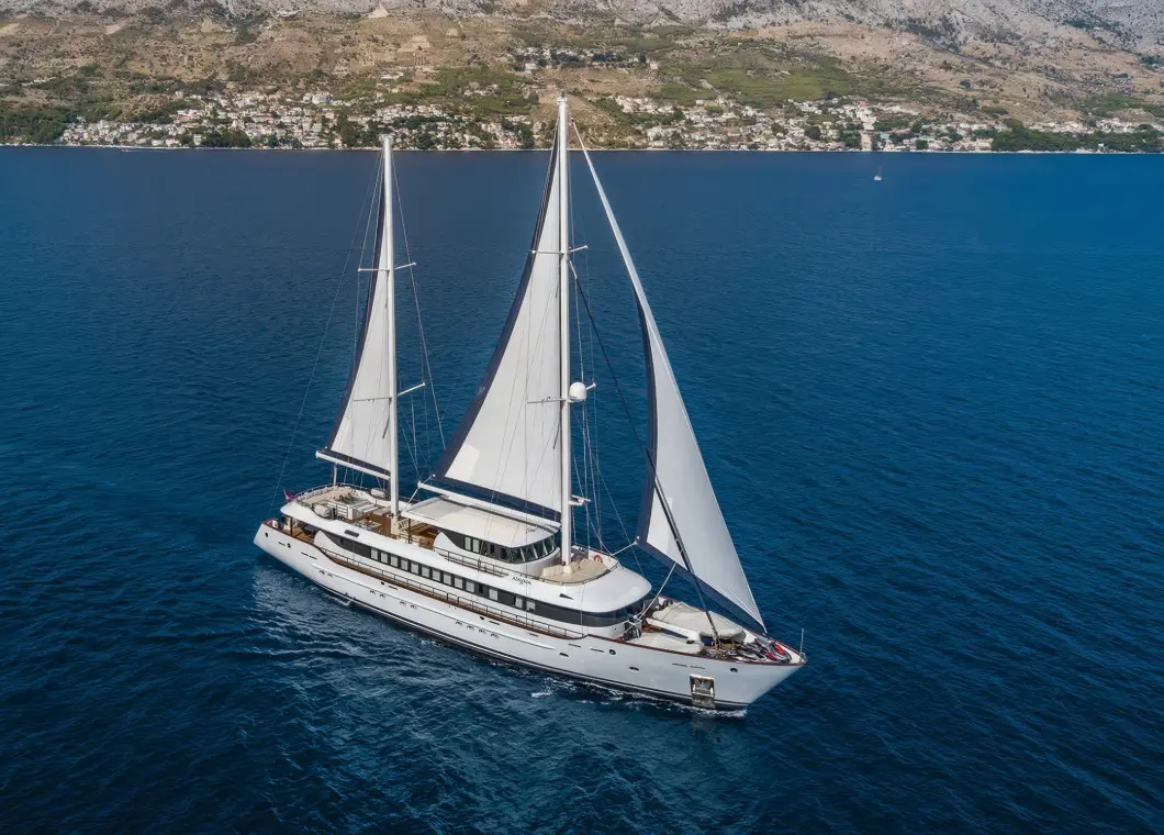 Yacht Omnia sailing