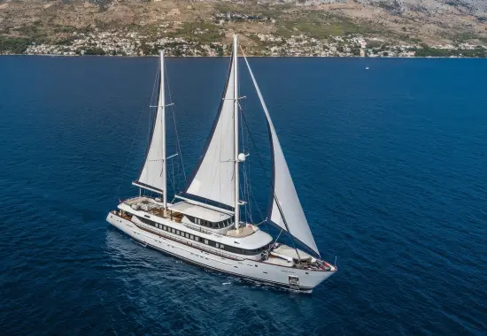 Yacht Omnia sailing