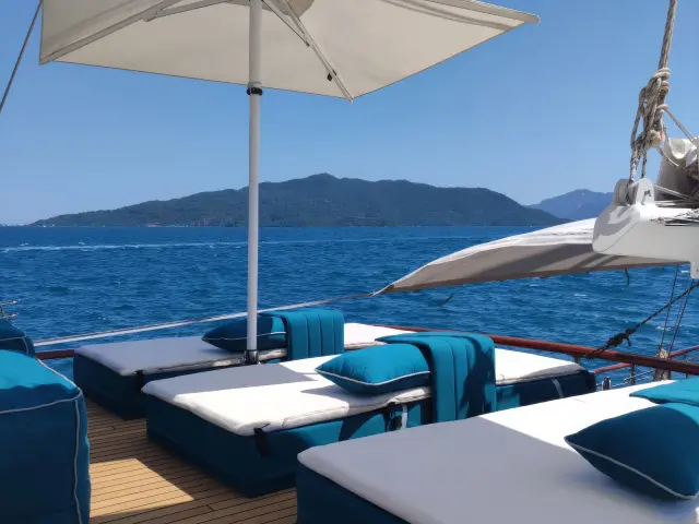 Yacht Mare Nostrum sunbed