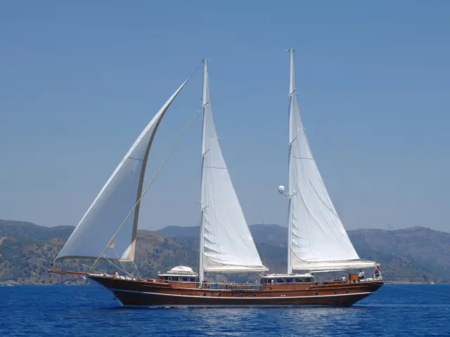 Yacht Mare Nostrum sailing