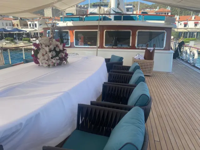 Yacht Mare Nostrum dining table