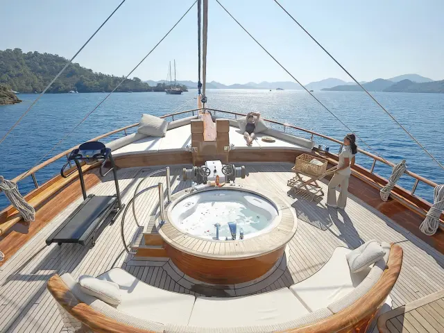 Yacht Mare Nostrum Jacuzzi