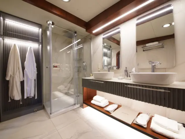 Yacht Mare Nostrum cabin bathroom
