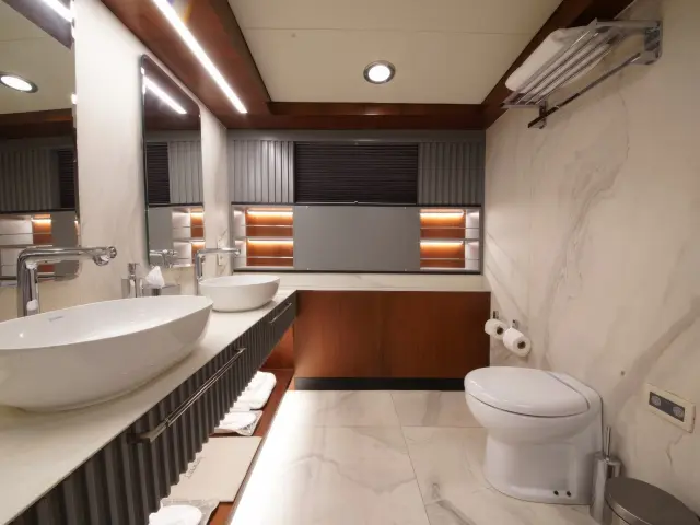 Yacht Mare Nostrum cabin bathroom
