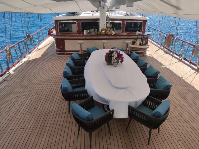Yacht Mare Nostrum dining table