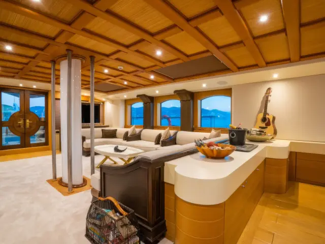 Yacht Zanziba saloon