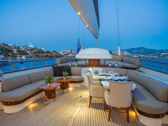 Yacht Zanziba dining area