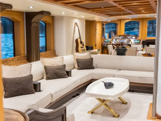 Yacht Zanziba saloon