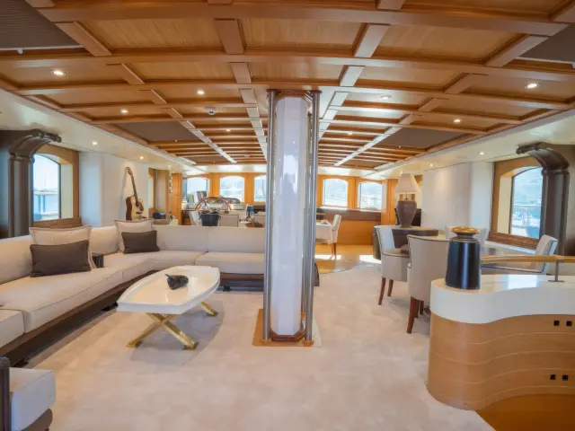 Yacht Zanziba saloon