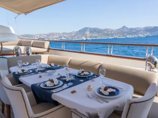 Yacht Zanziba dining table