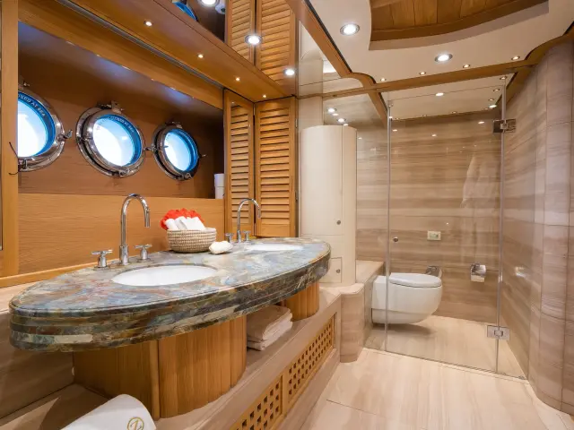 Yacht Zanziba cabin bathroom