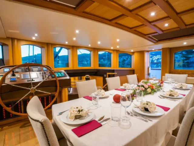 Yacht Zanziba dining table