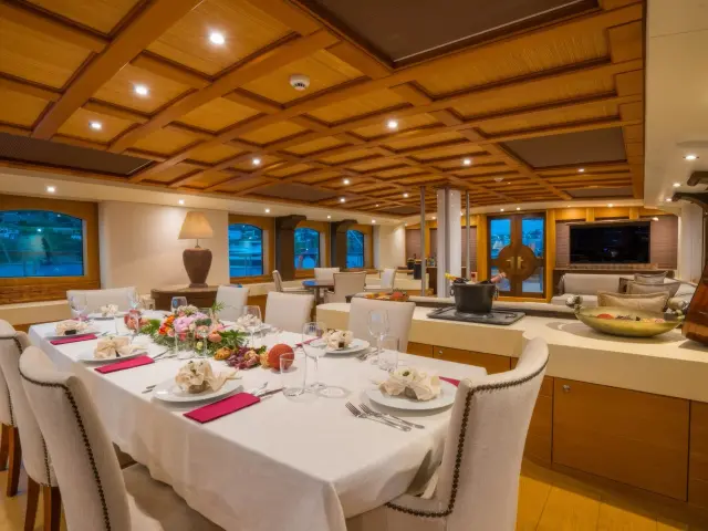 Yacht Zanziba dining table