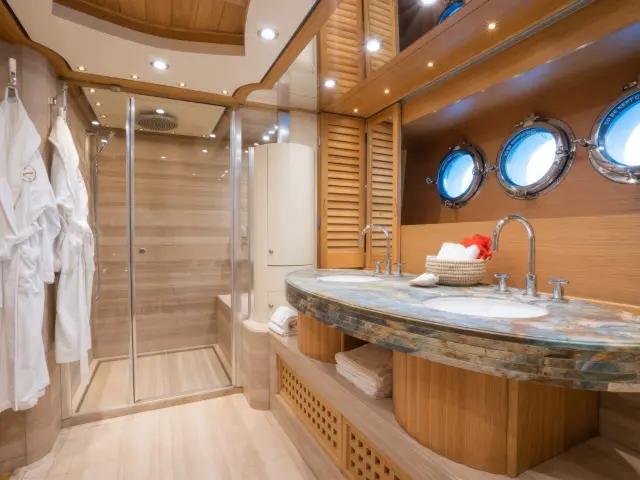 Yacht Zanziba cabin bathroom