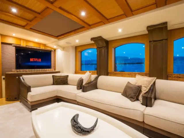 Yacht Zanziba saloon