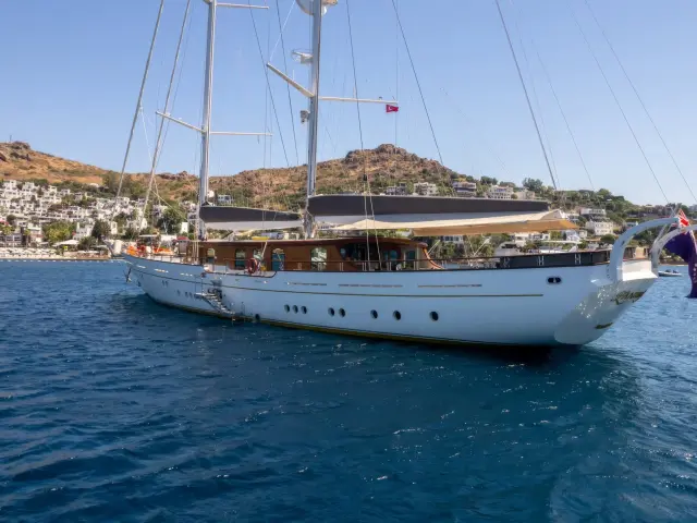Yacht Zanziba side profile