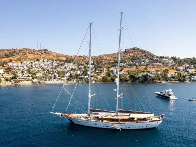 Yacht Zanziba side profile