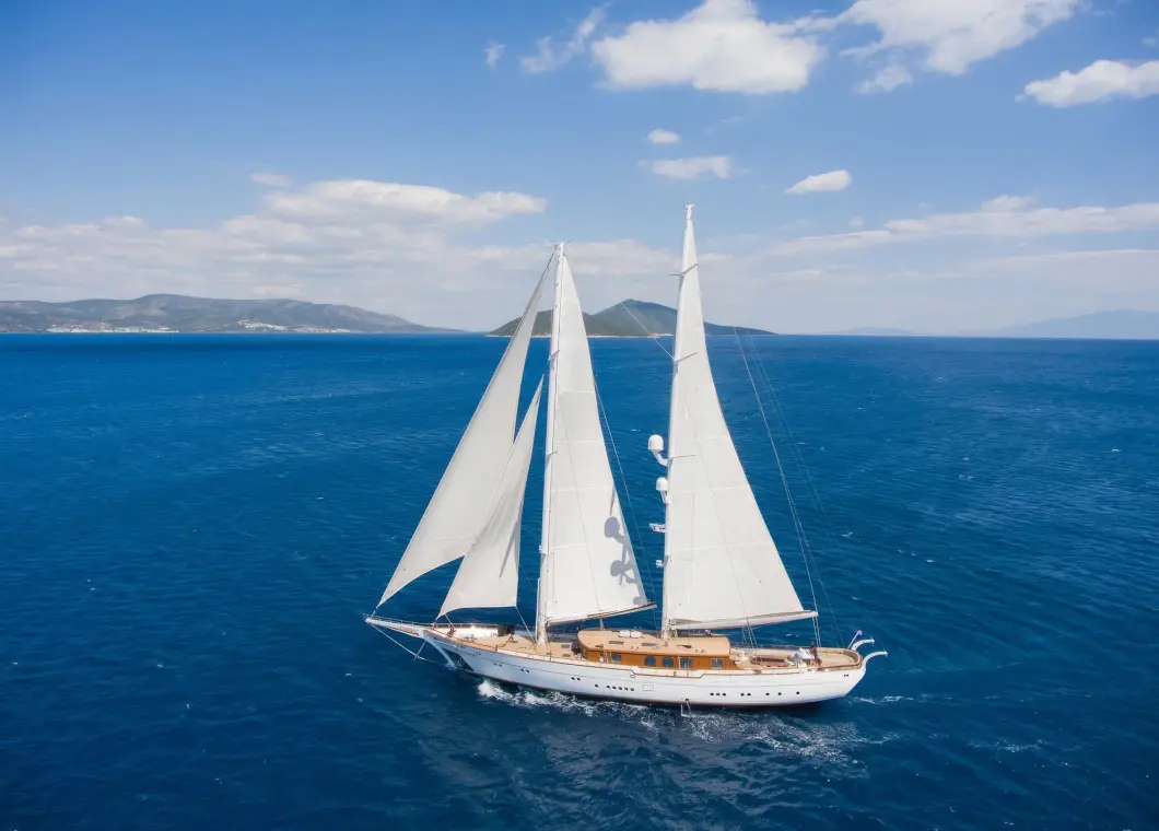 Yacht Zanziba sailing