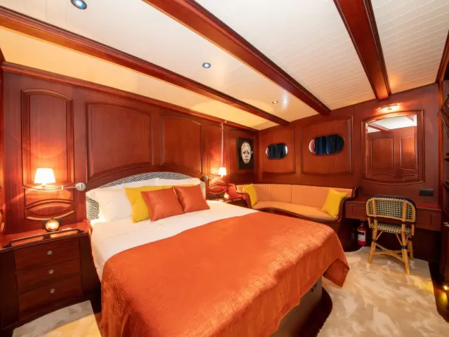 Yacht Voyage cabin