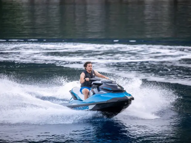 Yacht Voyage jet ski