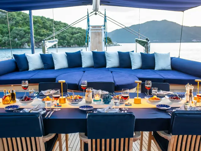 Yacht Voyage dining table