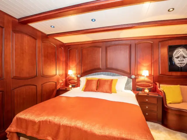 Yacht Voyage cabin