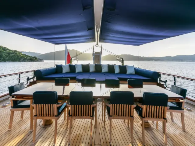 Yacht Voyage dining table