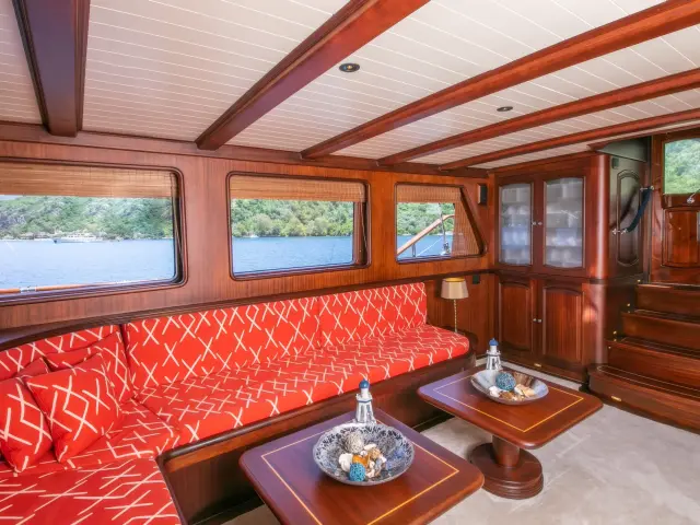 Yacht Voyage saloon
