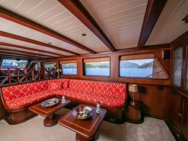Yacht Voyage saloon